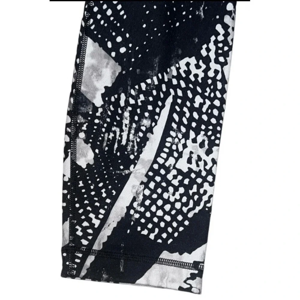 Lululemon Wunder Under Crop Leggings Size‎ 6 Black White Abstract Snake Print